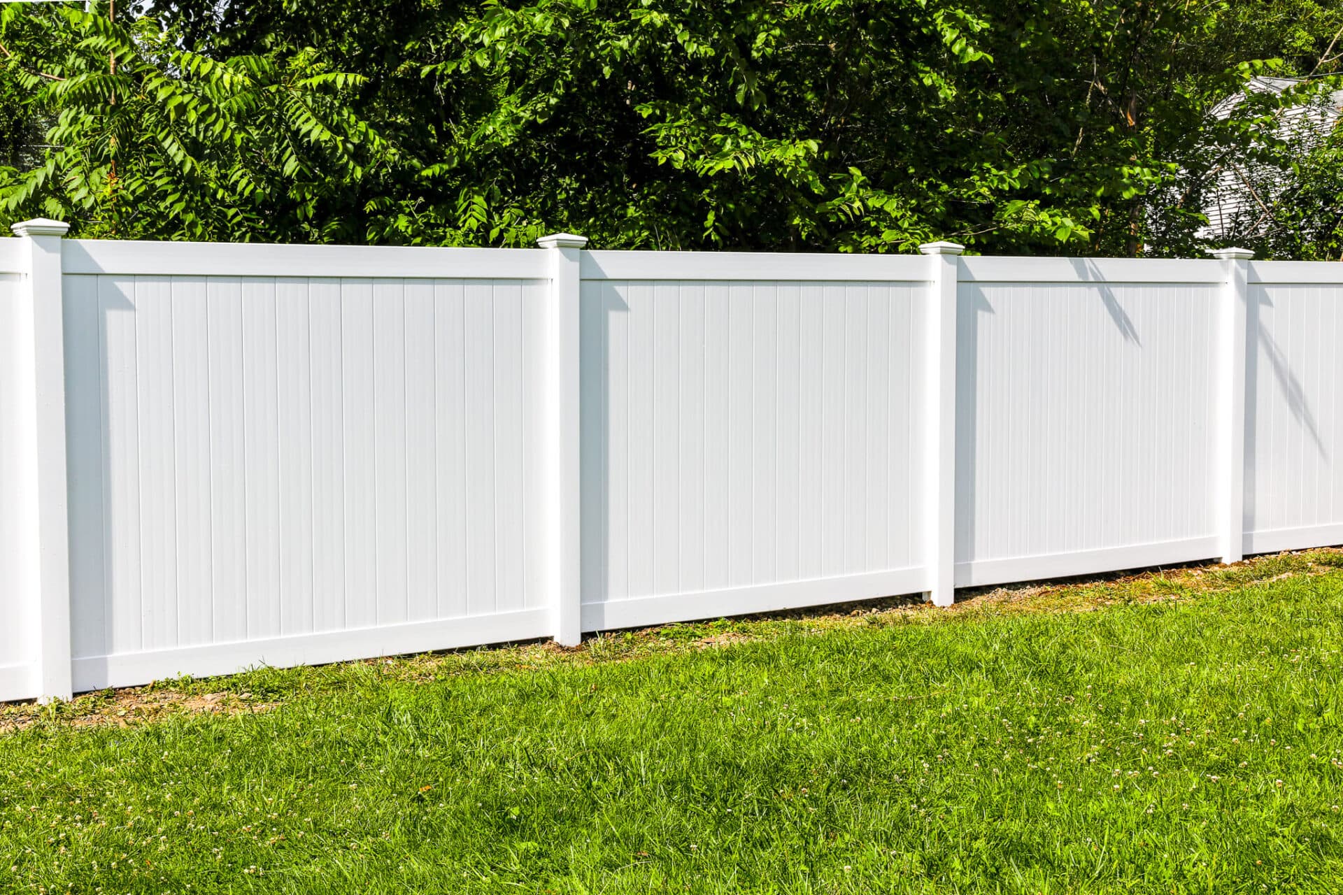 White vinyl privacy fence